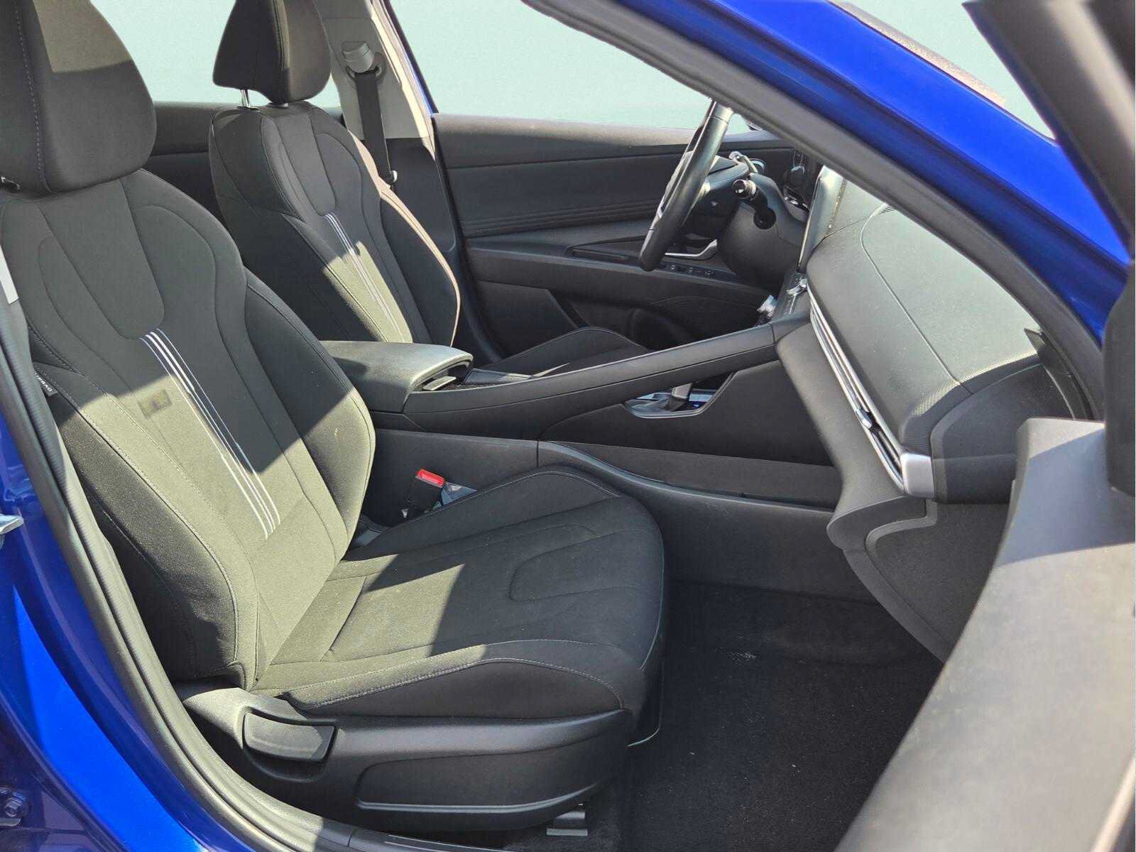 Used 2025 Hyundai Elantra SEL FWD image 18