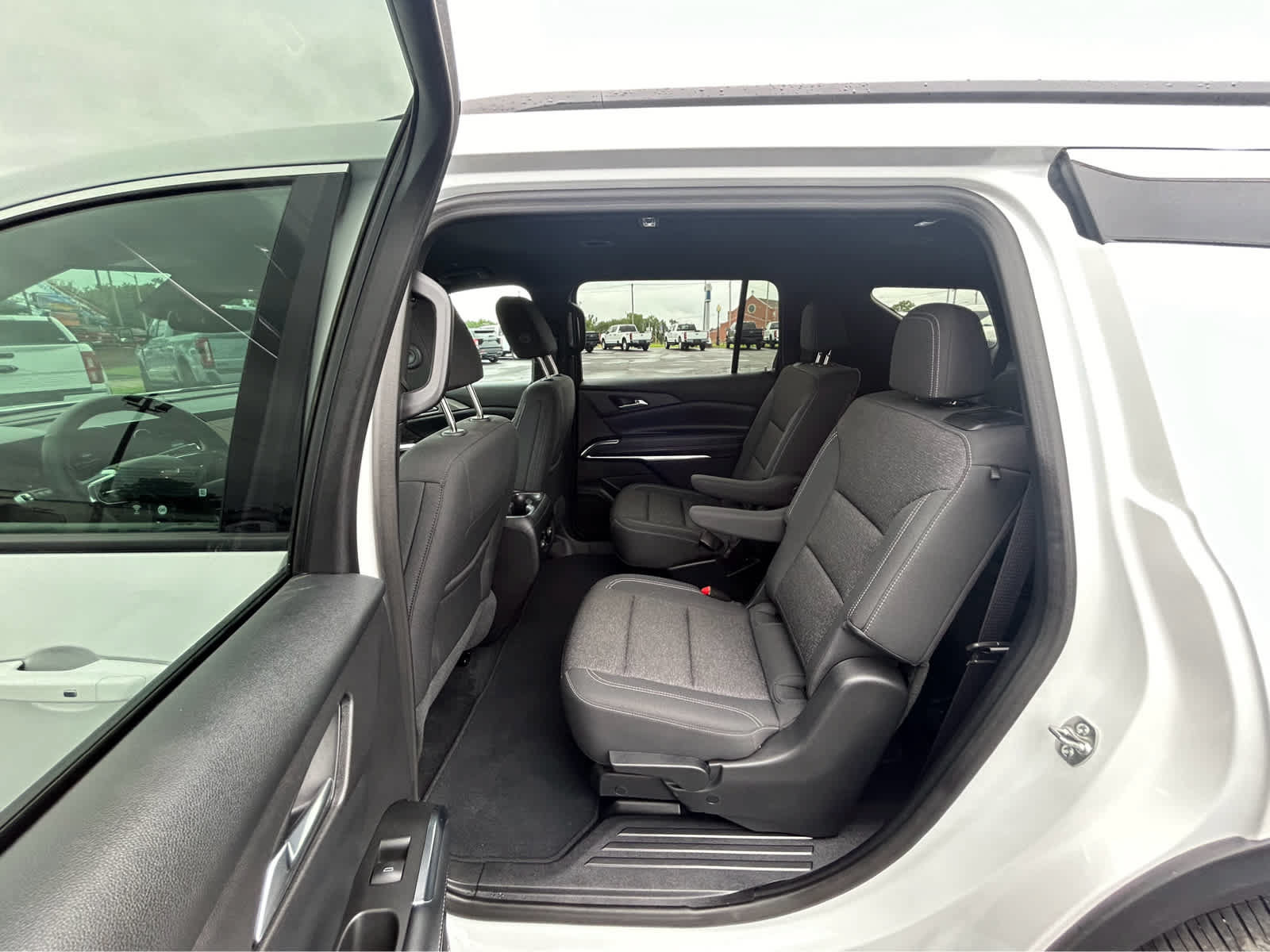 Used 2025 Chevrolet Traverse LT FWD image 12