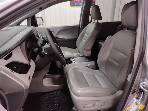 Used 2016 Toyota Sienna XLE image 10
