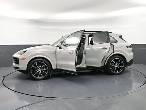 Certified 2026 Porsche Cayenne E-Hybrid AWD/4WD image 36