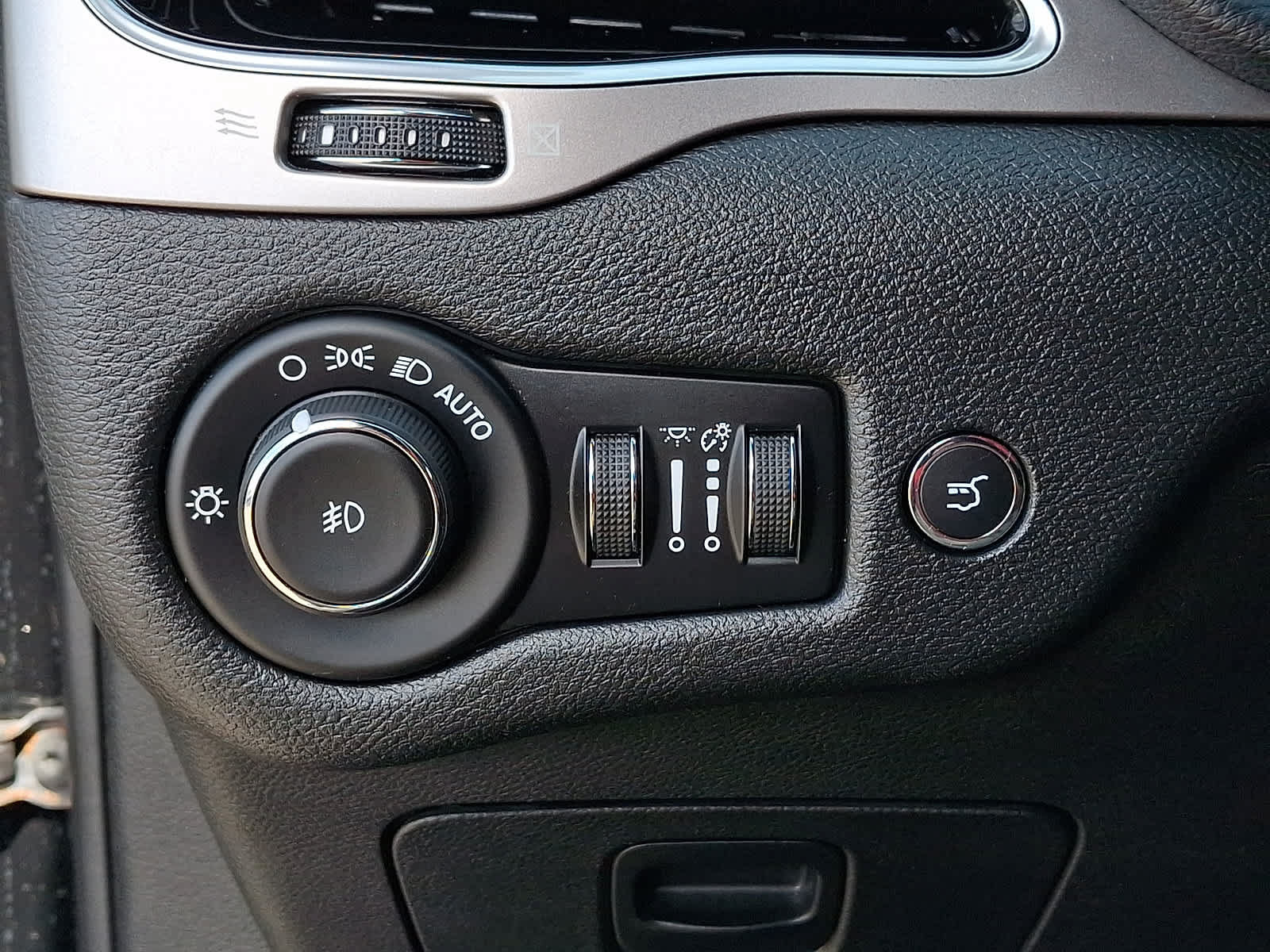 Used 2020 Jeep Cherokee High Altitude AWD/4WD image 29
