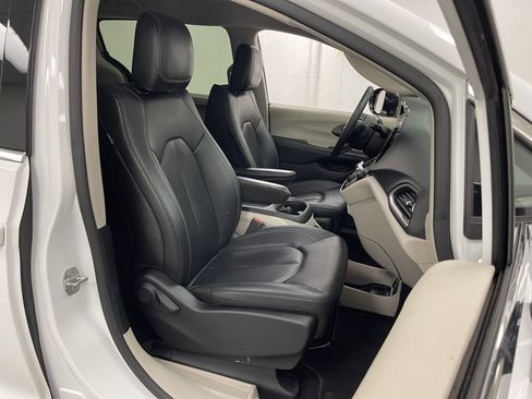 Used 2024 Chrysler Pacifica Touring-L image 12