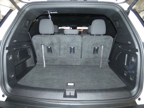 Used 2025 Chevrolet Traverse LT image 6