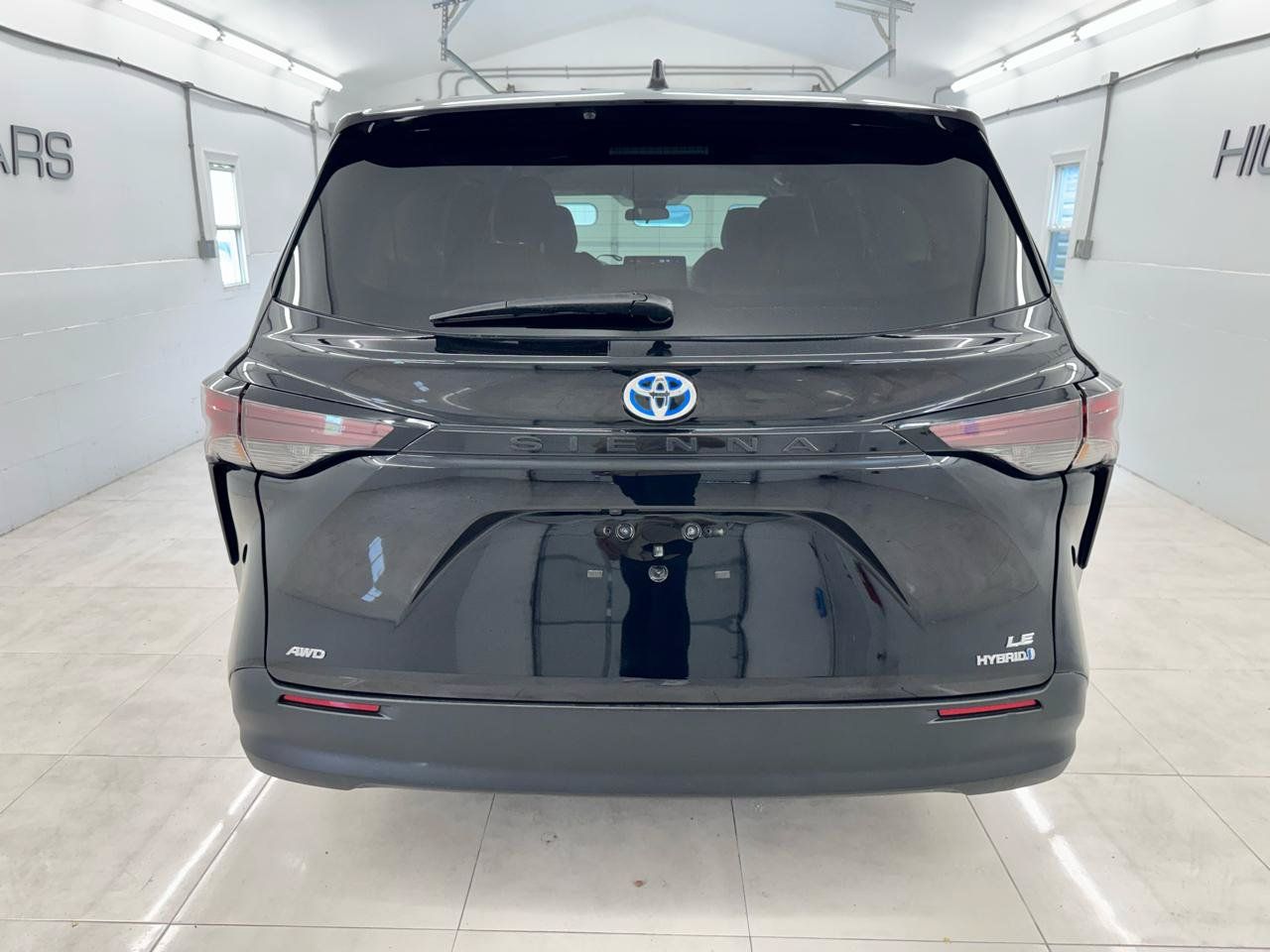 Used 2024 Toyota Sienna LE AWD/4WD image 5