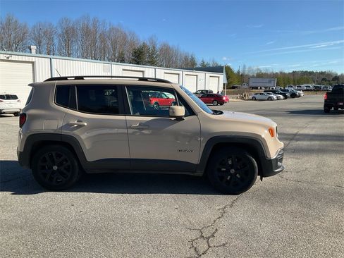 Used 2015 Jeep Renegade Latitude image 4