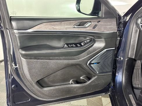 Used 2023 Jeep Grand Cherokee Overland w/ Advanced Protech Group III AWD/4WD image 10