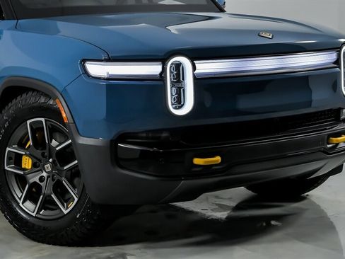 Used 2025 Rivian R1T Premium AWD/4WD image 3