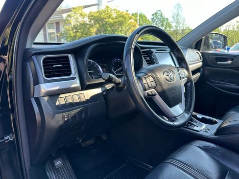 Used 2017 Toyota Highlander SE AWD/4WD image 10