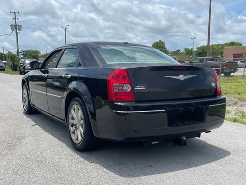 Used 2010 Chrysler 300 Touring RWD image 8