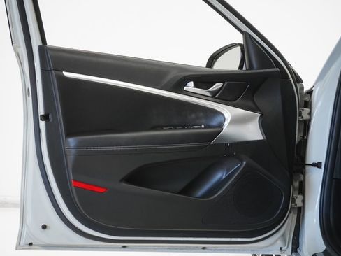 Used 2025 Genesis G70 2.5T image 9