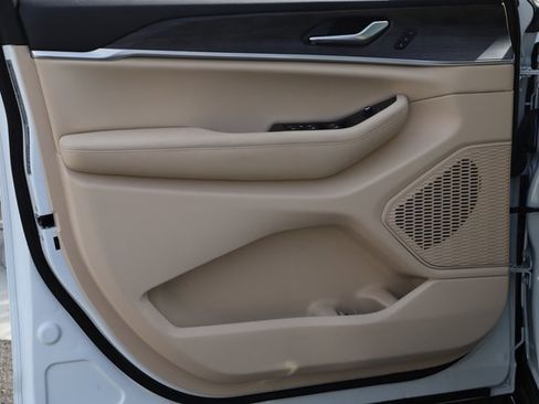 Used 2025 Jeep Grand Cherokee L Limited w/ Luxury Tech Group II image 14