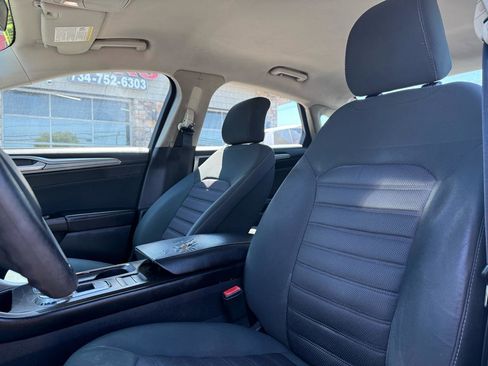 Used 2017 Ford Fusion SE w/ Fusion SE Technology Package FWD image 10