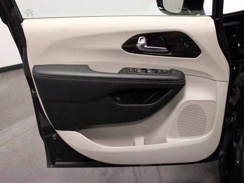 Used 2023 Chrysler Pacifica Limited FWD image 20