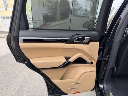 Used 2018 Porsche Cayenne S Platinum image 35