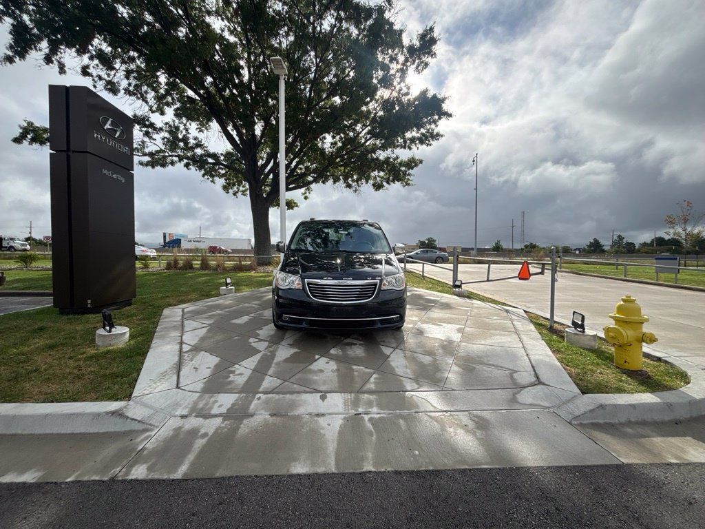 Used 2016 Chrysler Town & Country Limited FWD image 11