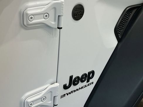 Used 2024 Jeep Wrangler Willys image 39