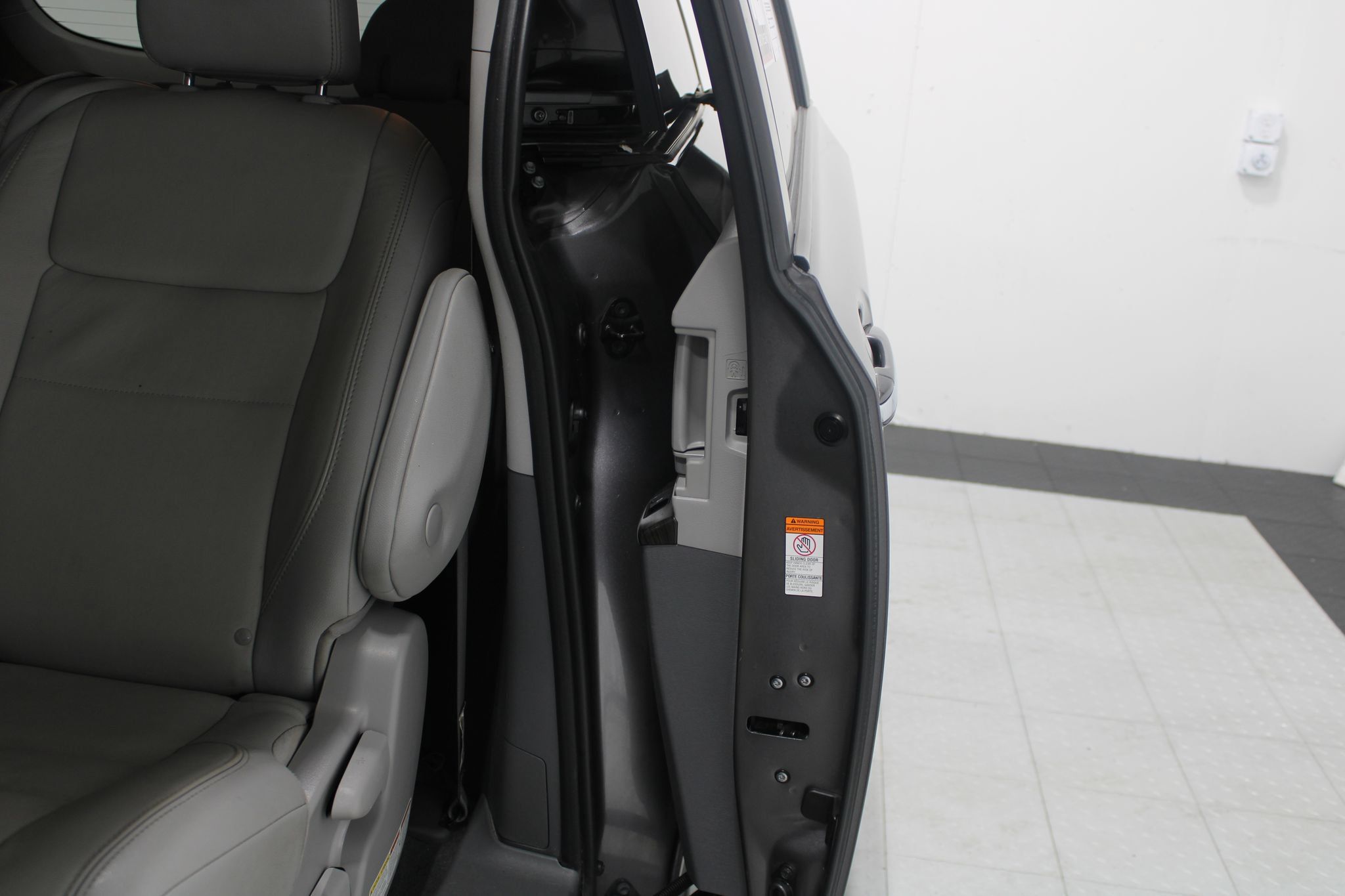 Used 2020 Toyota Sienna XLE w/ XLE Navigation Package FWD image 13