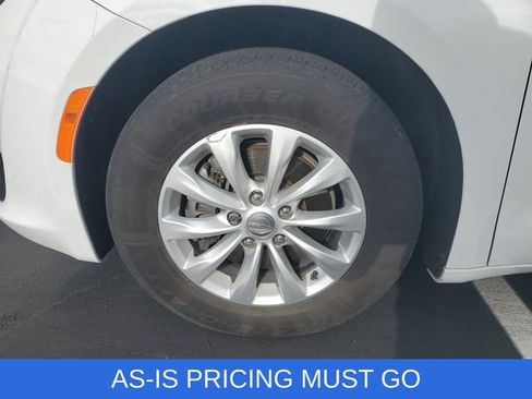 Used 2018 Chrysler Pacifica Touring-L Plus image 16