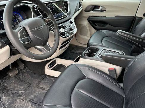 Certified 2024 Chrysler Pacifica Touring-L FWD image 2