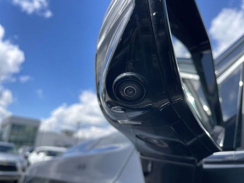 Used 2022 GMC Yukon XL Denali w/ Advanced Technology Package image 3