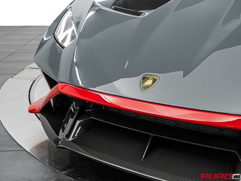 Used 2023 Lamborghini Huracan STO RWD image 11