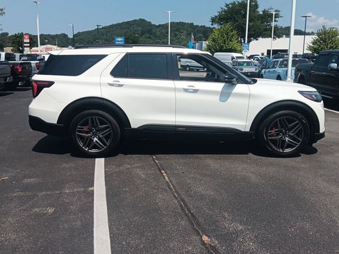 Used 2025 Ford Explorer ST AWD/4WD image 3