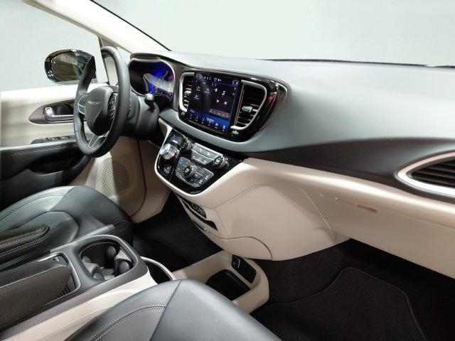 Used 2024 Chrysler Pacifica Touring-L FWD image 16