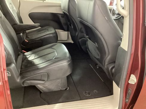 Used 2017 Chrysler Pacifica Touring-L FWD image 24