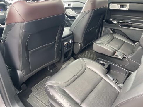 Used 2021 Ford Explorer Platinum w/ Premium Technology Package RWD image 19