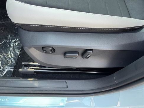 New 2025 Volkswagen Taos SE image 13