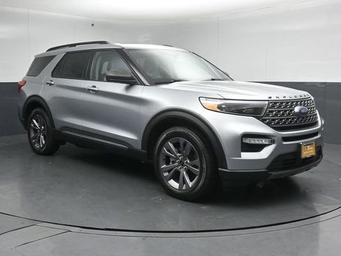 Certified 2021 Ford Explorer XLT w/ Equipment Group 202A AWD/4WD image 6