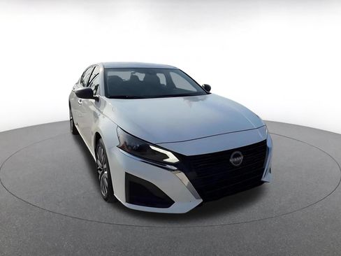 Used 2025 Nissan Altima 2.5 SV FWD image 3