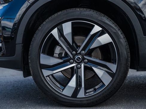 Certified 2024 Volvo XC40 B5 Plus w/ Protection Package Premier image 18