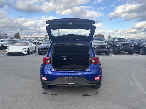 Used 2024 Hyundai Venue SEL image 11