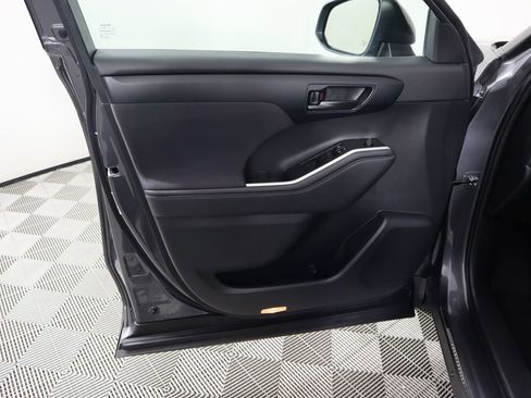 Used 2023 Toyota Highlander LE image 25