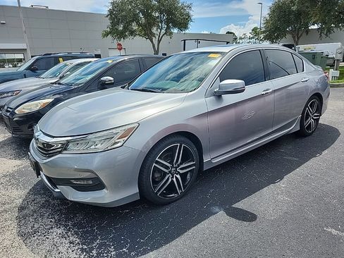 Used 2017 Honda Accord Touring image 5