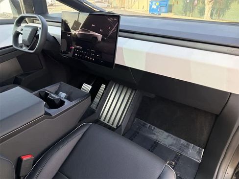 Used 2024 Tesla Cybertruck AWD Crew Cab image 44