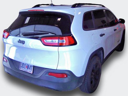 Used 2017 Jeep Cherokee Sport image 5