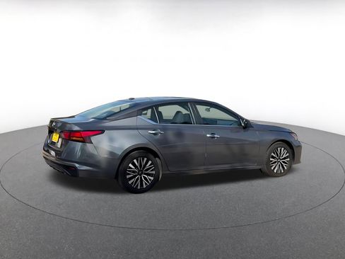 Used 2025 Nissan Altima 2.5 SV FWD image 15