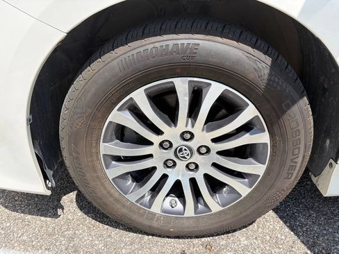 Used 2018 Toyota Sienna XLE w/ Carpet Mat Package FWD image 45