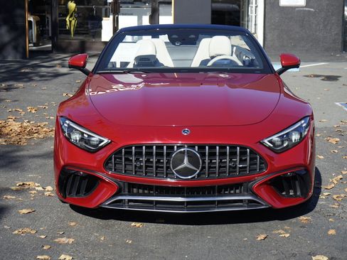 Used 2022 Mercedes-Benz SL 55 AMG 4MATIC w/ Driver Assistance Package image 4