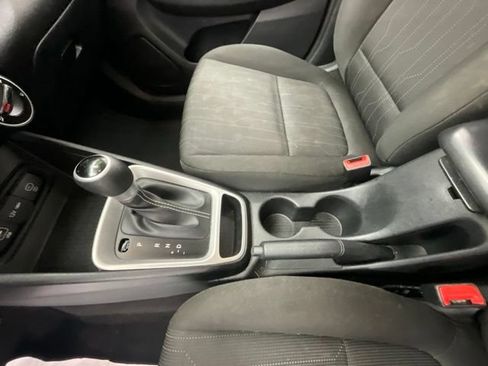 Used 2024 Hyundai Venue SE FWD image 19