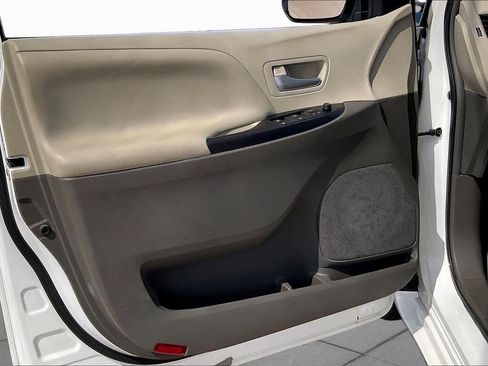 Used 2015 Toyota Sienna LE FWD image 19