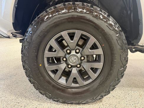 Used 2022 Toyota Tacoma SR5 AWD/4WD image 9