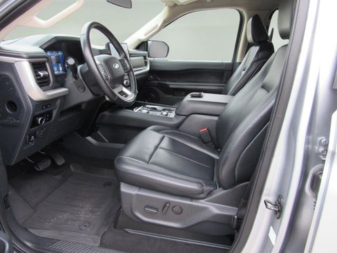 Used 2023 Ford Expedition XLT image 12