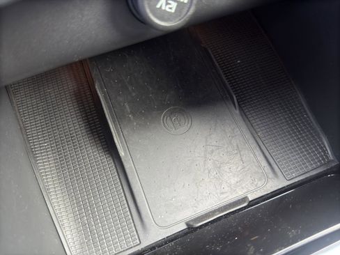 Used 2025 Volvo XC40 B5 Plus image 28