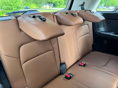 Used 2024 Nissan Pathfinder Platinum image 31