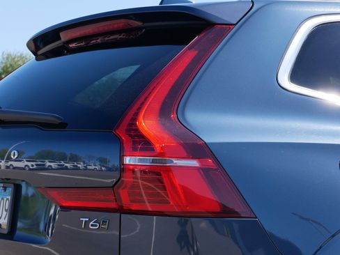 Used 2018 Volvo XC60 T6 Momentum w/ Vision Package AWD/4WD image 16