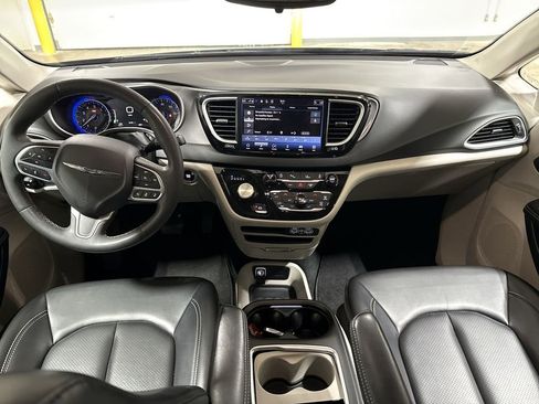 Used 2023 Chrysler Pacifica Touring-L image 10