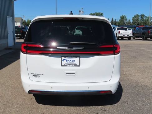 Used 2023 Chrysler Pacifica Touring-L FWD image 9
